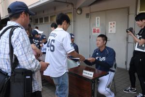 試合開始前のサイン会