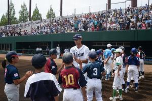 子どもたちとハイタッチして入場する選手