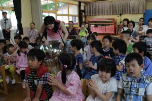 子ども達の間を練り歩く小針さん