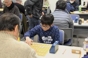 小学生も大人に混じって参戦