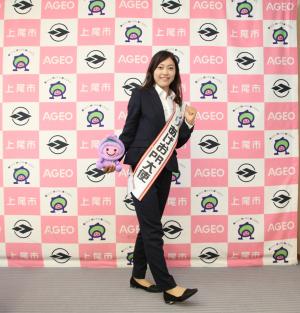 競歩ポーズで記念撮影に応じる岡田久美子選手