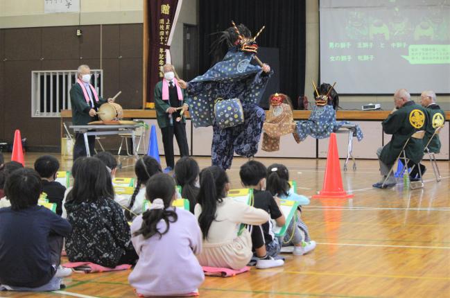 大石北小学校の児童に披露された畔吉ささら獅子舞