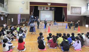 小学３年生の児童に披露された獅子舞