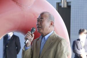 あいさつする神田会長