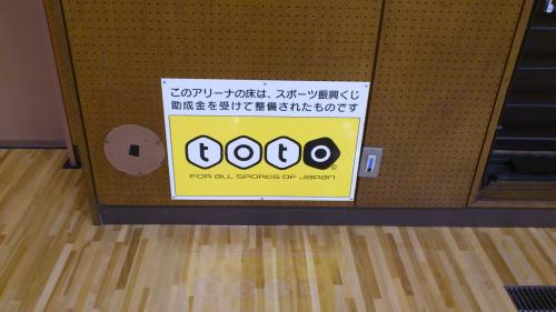 アリーナ床のtoto（トト）看板