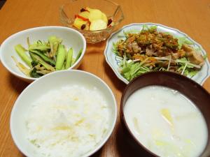 白飯・ゆで鶏・ミルクスープ・小松菜とじゃごの炒め物・さつまいもとりんごの重ね煮