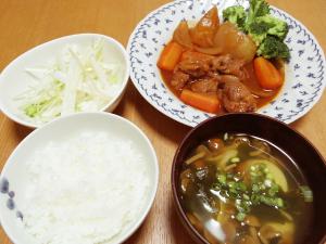 白飯・鶏肉の赤ワイン煮豆みそ仕立て・里芋となめこのスープ・しゃきしゃきサラダ