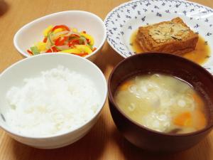 白飯・生揚げの肉詰め・みそ汁・ピーマンともやしのサラダ