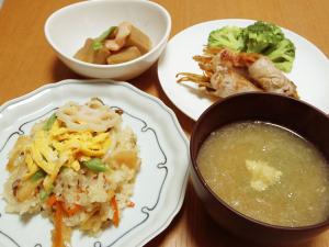 ちらし寿司/豚肉のきんぴら巻/高野豆腐の含めあんかけ/ほうれん草のすまし汁