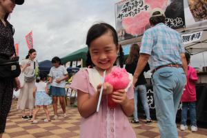 かき氷を食べる少女