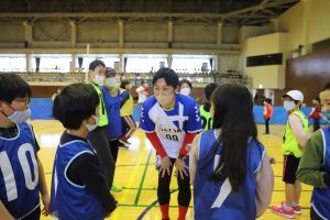 開会式前に話をする小学生と5スターズのメンバー