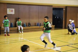 ホームインする小学生