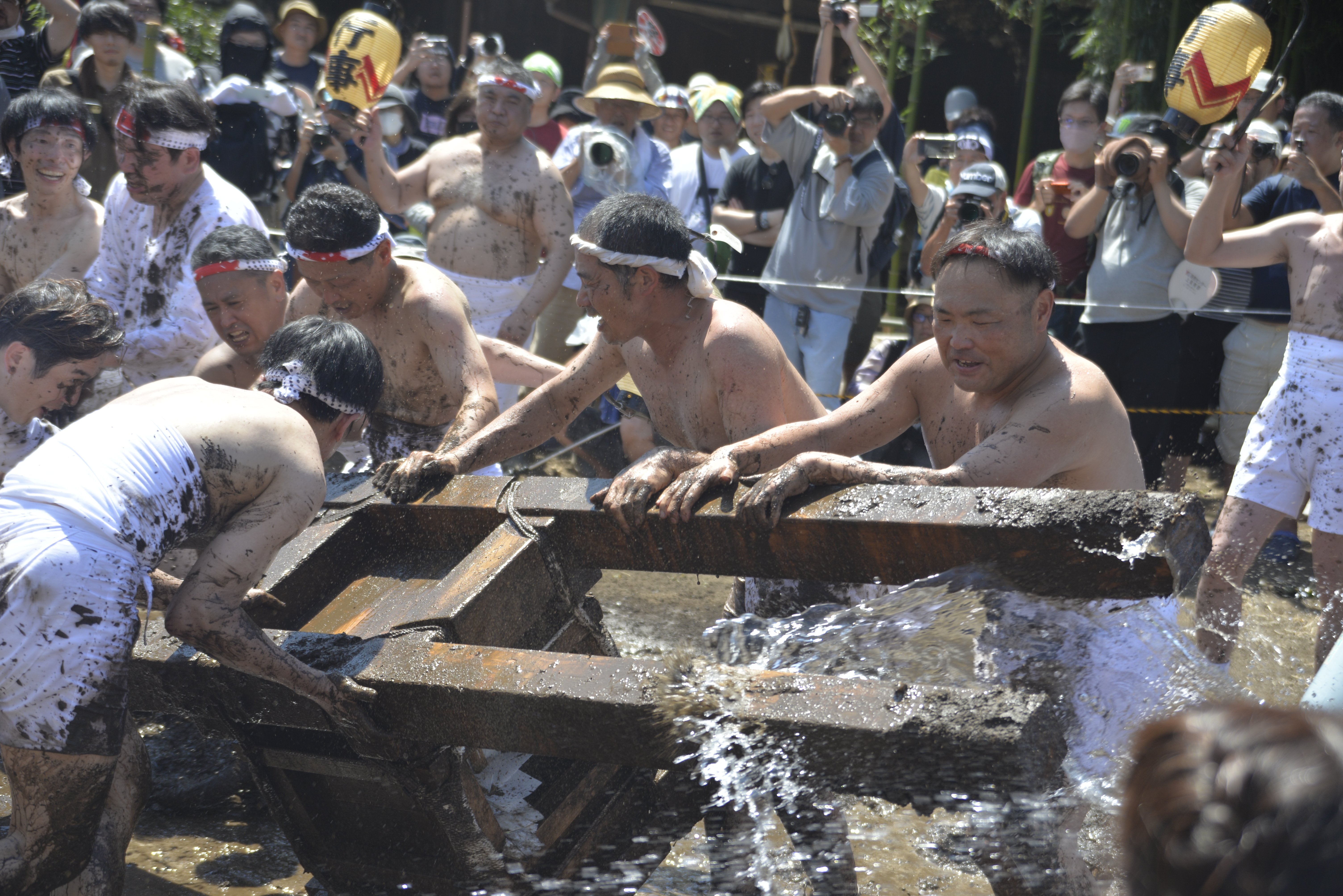 神酒所でいんきょ神輿を転がす担ぎ手の若衆