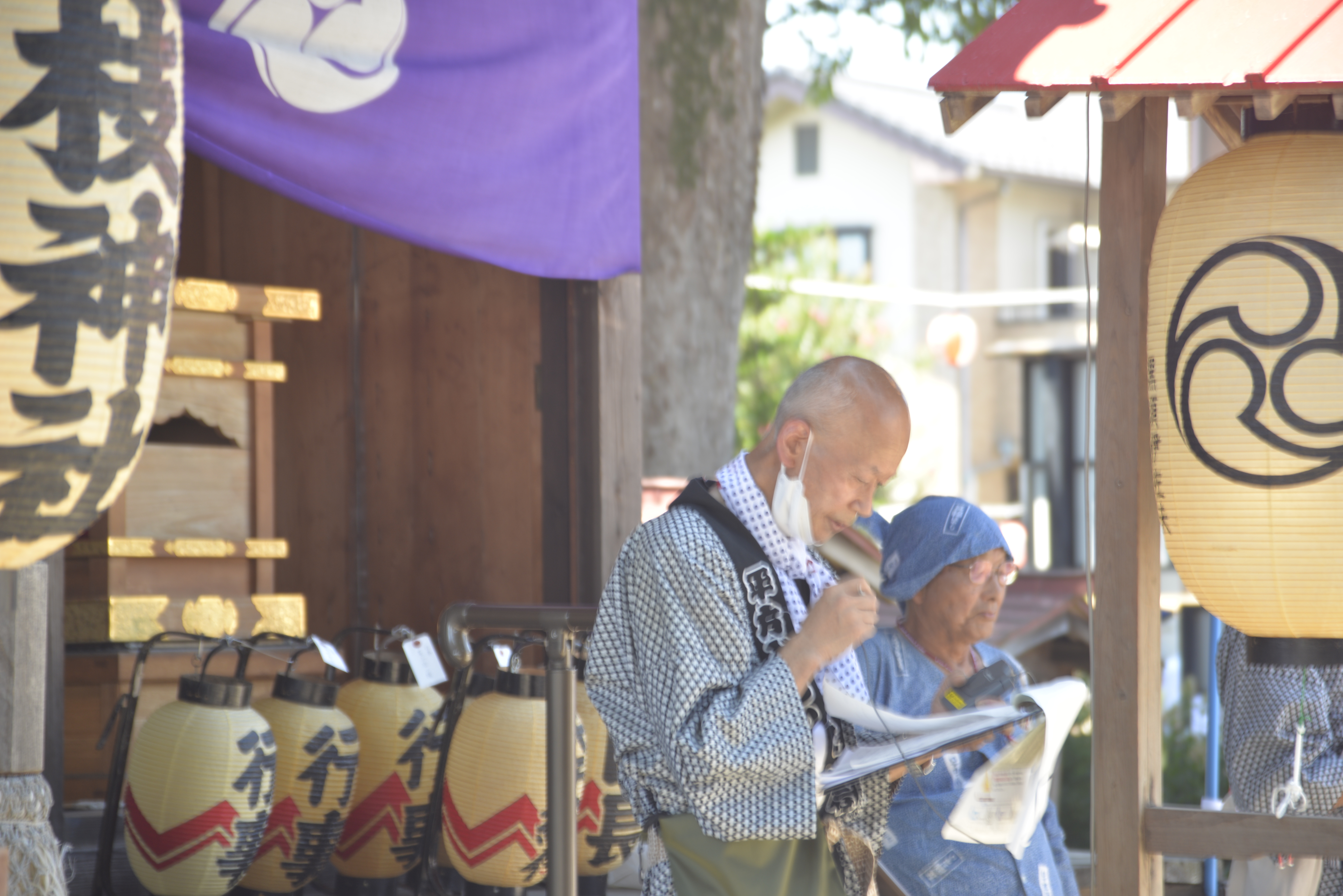 祭典であいさつをする若衆頭